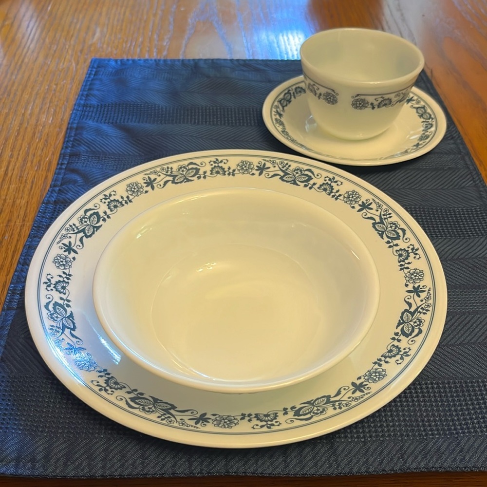 CORELLE by Corning 4 piece PLACE SETTING with PYREX CUP: OLD TOWN BLUE ONION